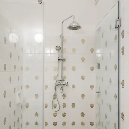 Elegant 2 Bedroom 2 Bathroom In Vibrant Centre! Vl5