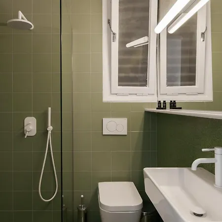 Elegant 2 Bedroom 2 Bathroom In Vibrant Centre! Vl5 Apartment